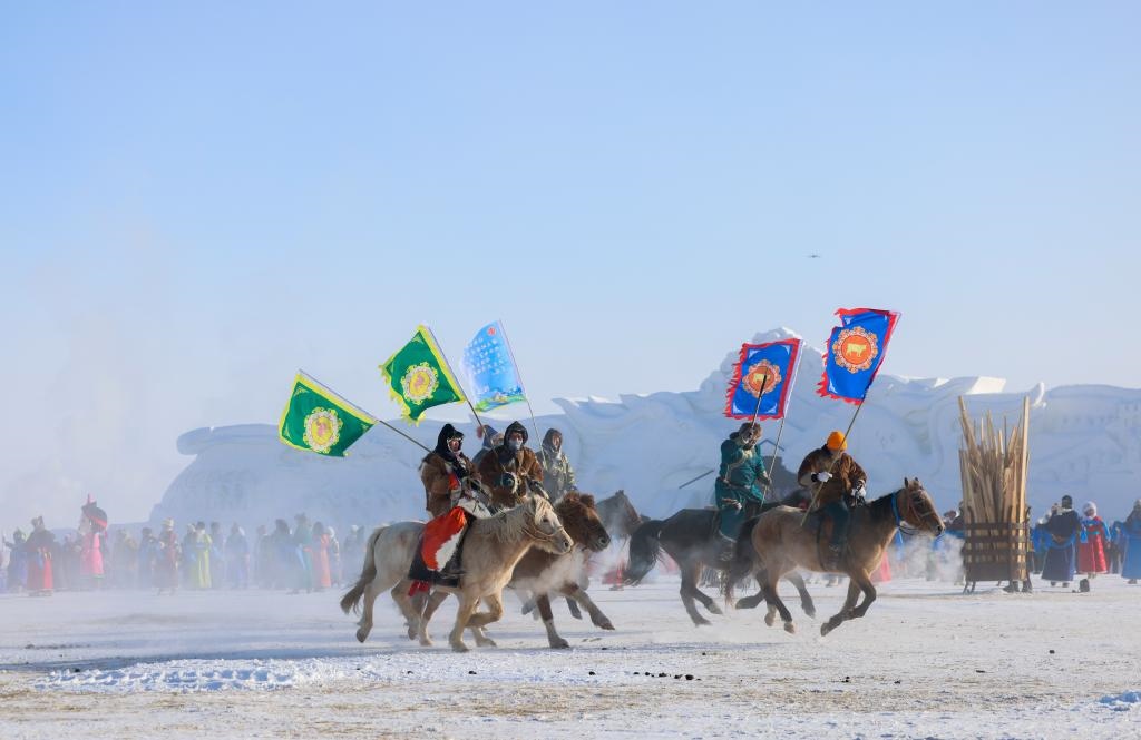 賽馬選手在內(nèi)蒙古自治區(qū)第二十屆冰雪那達(dá)慕開幕式上入場（2023年12月17日攝）。新華社記者 王楷焱 攝