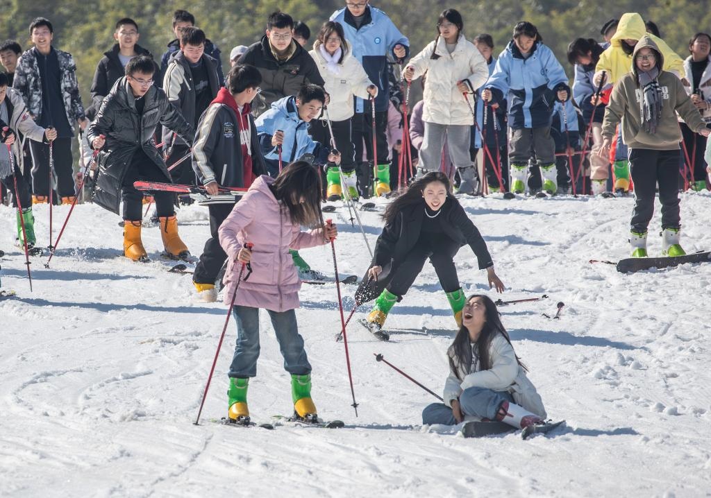 游客在重慶市南川區(qū)金佛山北坡滑雪場滑雪（2023年11月22日攝）。新華社發(fā)（瞿明斌攝）