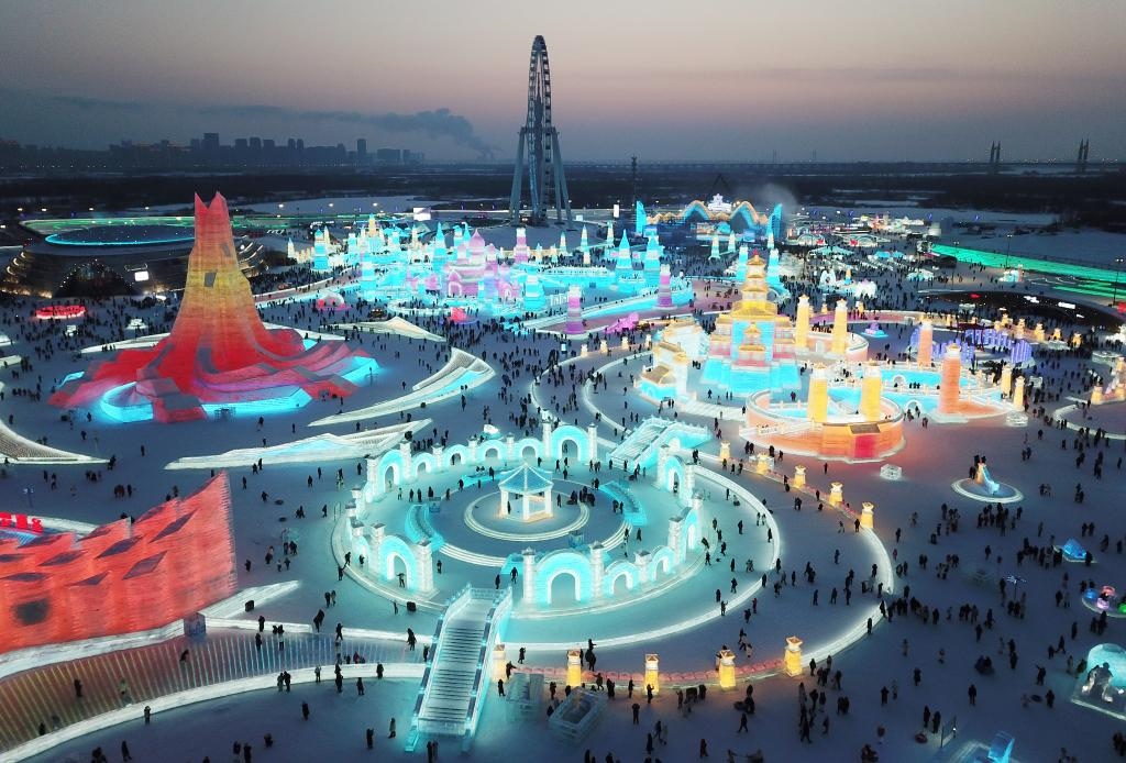 游客在哈爾濱冰雪大世界游玩（無人機照片，2024年1月5日攝）。新華社記者 王建威 攝