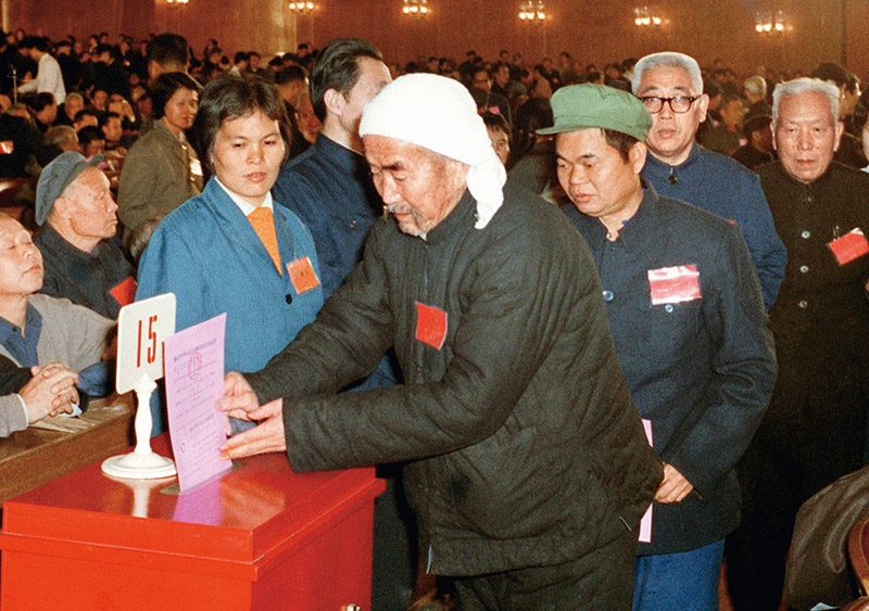 我國現(xiàn)行憲法于1982年12月4日由第五屆全國人大第五次會議通過并公布施行。根據(jù)改革開放和社會主義現(xiàn)代化建設(shè)的實踐和發(fā)展，全國人大于1988年、1993年、1999年、2004年、2018年先后5次作出必要的、也是十分重要的修正。圖為出席第五屆全國人民代表大會第五次會議的代表投票表決《中華人民共和國憲法》（資料照片）。 新華社發(fā)