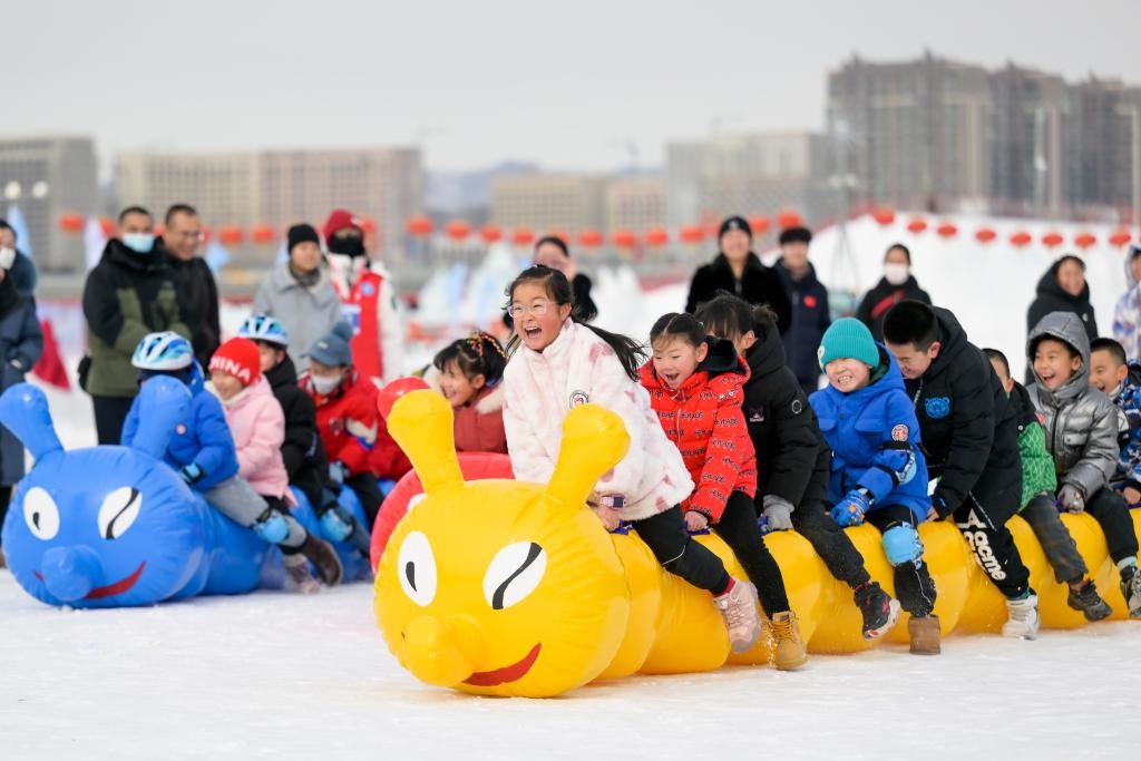 小朋友在呼和浩特市東河冰場參與冰雪親子趣味運動會（2024年2月1日攝）。新華社記者 李志鵬 攝