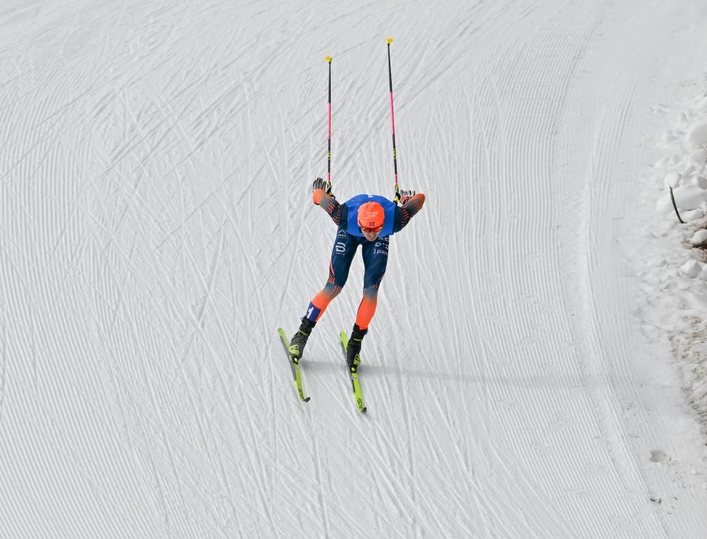 重慶隊選手王強在第十四屆全國冬季運動會越野滑雪公開組男子雙追逐比賽中奪冠（2024年2月14日攝）。新華社記者 劉磊 攝