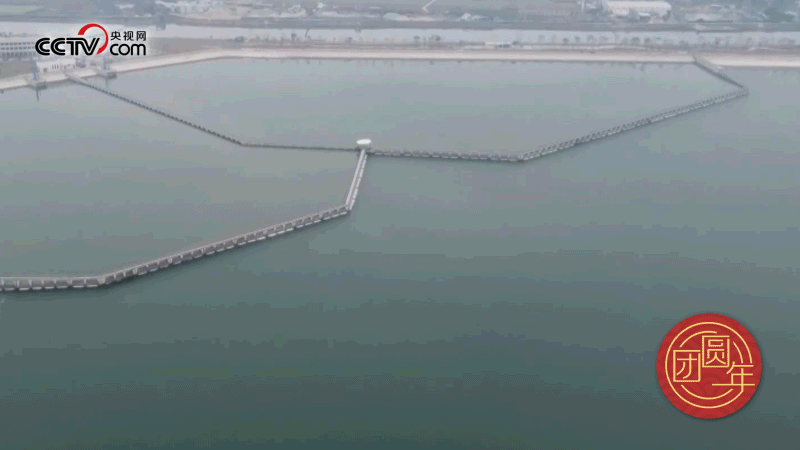 △西江潛地行，潤(rùn)澤大灣區(qū)。珠江三角洲水資源配置工程西起廣東佛山順德西江干流鯉魚洲，穿越獅子洋，東至深圳公明水庫(kù)，是世界上流量最大的長(zhǎng)距離有壓調(diào)水工程。