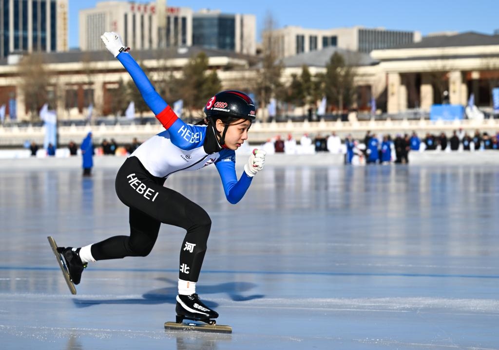 河北隊選手許一凡在第十四屆全國冬季運動會群眾速度滑冰比賽4X200米混合接力比賽中（2024年1月14日攝）。新華社記者 貝赫 攝