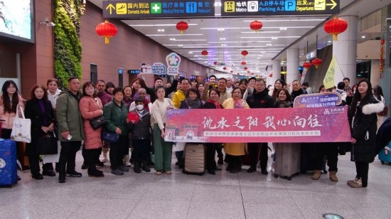2月11日，一批馬來西亞游客抵達(dá)沈陽桃仙國際機(jī)場。新華社發(fā)