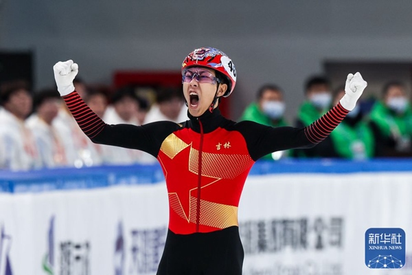 吉林隊(duì)選手孫龍沖線后慶祝勝利。新華社記者 李博 攝