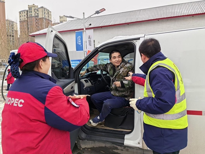 加能站員工為雪天到站充電的司機(jī)送來泡面并邀請他到站里休息。受訪者供圖