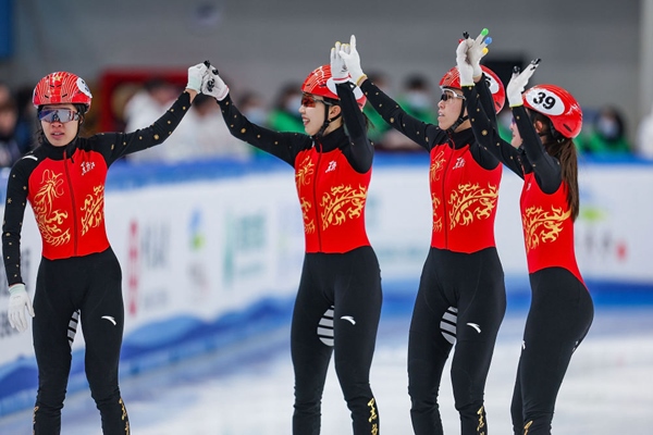 2月18日，黑龍江隊選手徐愛麗（左一）、臧一澤（左二）、范可新（右二）、王欣然在奪冠后向觀眾致意。新華社記者 黃偉 攝
