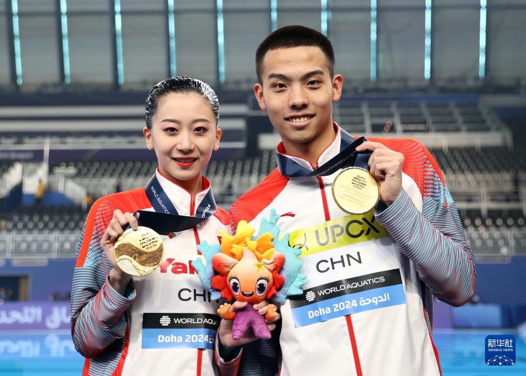 2月10日，2024年多哈游泳世錦賽花樣游泳混合雙人自由自選決賽，程文濤（左）/石浩玙在頒獎(jiǎng)儀式后合影。新華社記者 雒圓 攝