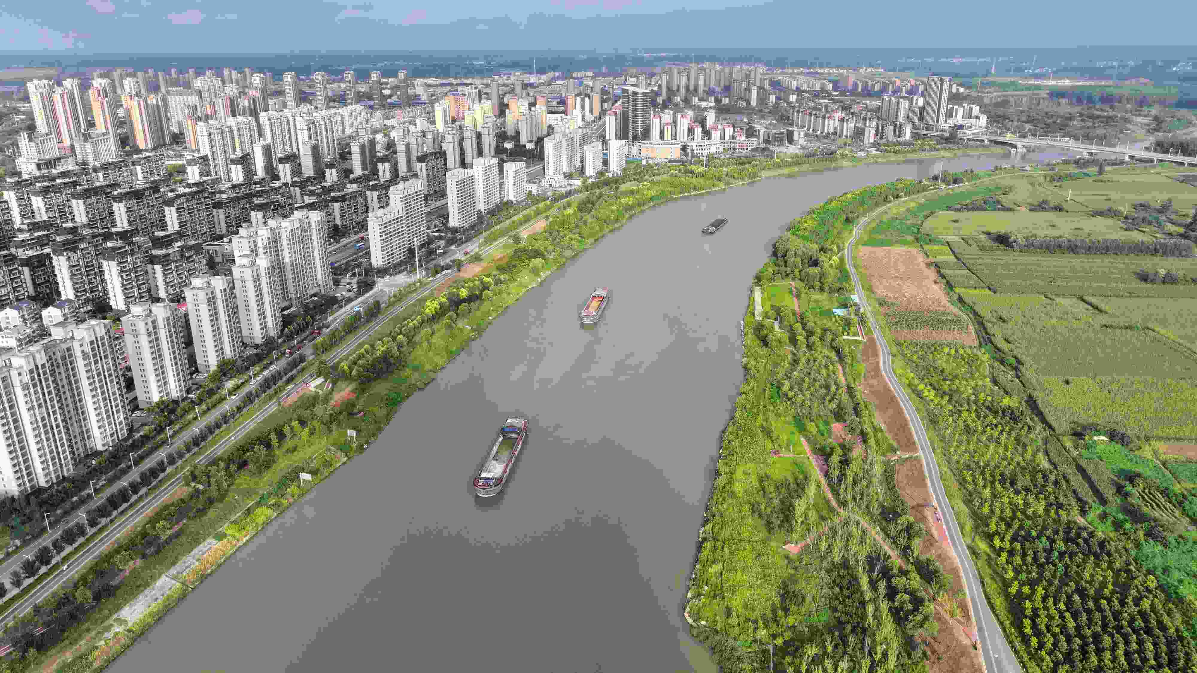 △ 2023年8月21日，安徽阜陽(yáng)，初秋時(shí)節(jié)，界首城市建設(shè)與沙潁河水系、橋梁和綠植相映襯，構(gòu)成一幅生態(tài)宜居的美麗畫卷。