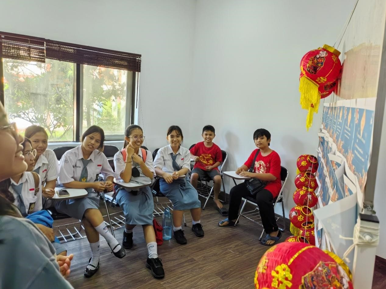 學(xué)生們踴躍參與猜燈謎活動(dòng)。巴陵康孔子學(xué)院供圖