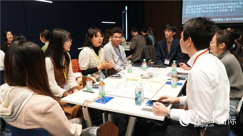 中日學(xué)生分組討論交流。人民網(wǎng) 蔣曉辰攝