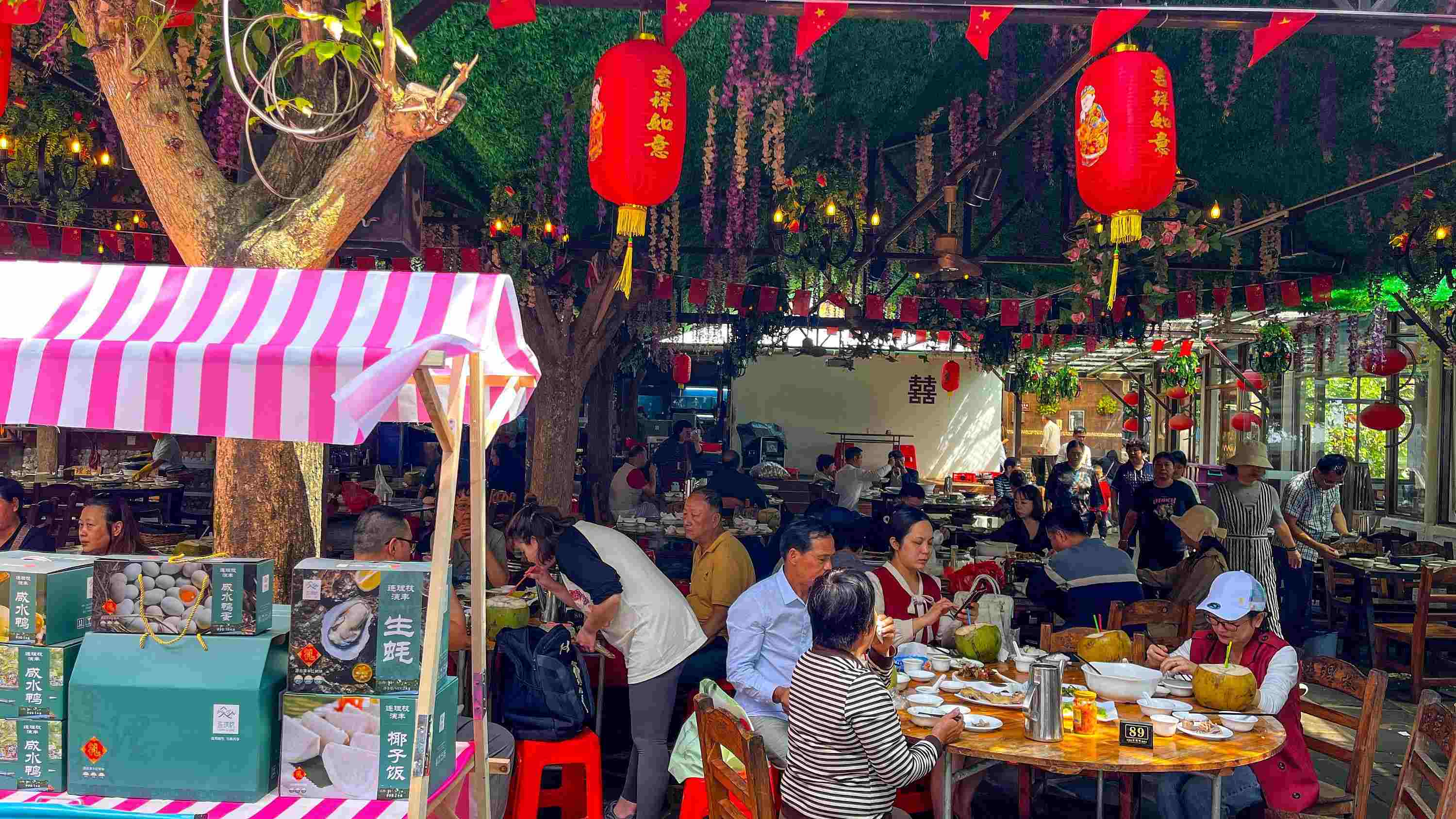 △ 2024年2月17日，春節(jié)假期最后一天，?？卩l(xiāng)村旅游持續(xù)火爆，眾多游客前往漁家樂品嘗特色海鮮和鄉(xiāng)村美食。