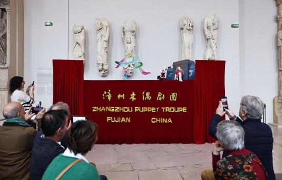 2月10日，在位于法國巴黎埃菲爾鐵塔附近的“建筑與遺產(chǎn)之城”博物館，觀眾欣賞漳州布袋木偶戲。新華社記者高靜攝