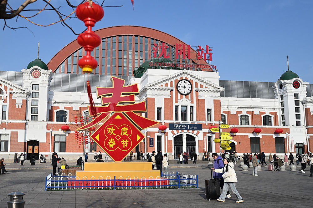 △ 2024年2月17日，沈陽站，人們拉著大大小小的行李箱，踏上了龍年新征程。