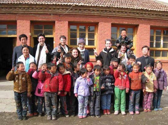 2008年，歐君廷帶領(lǐng)美國(guó)大學(xué)生到甘肅一所村辦小學(xué)訪問(wèn)教課
