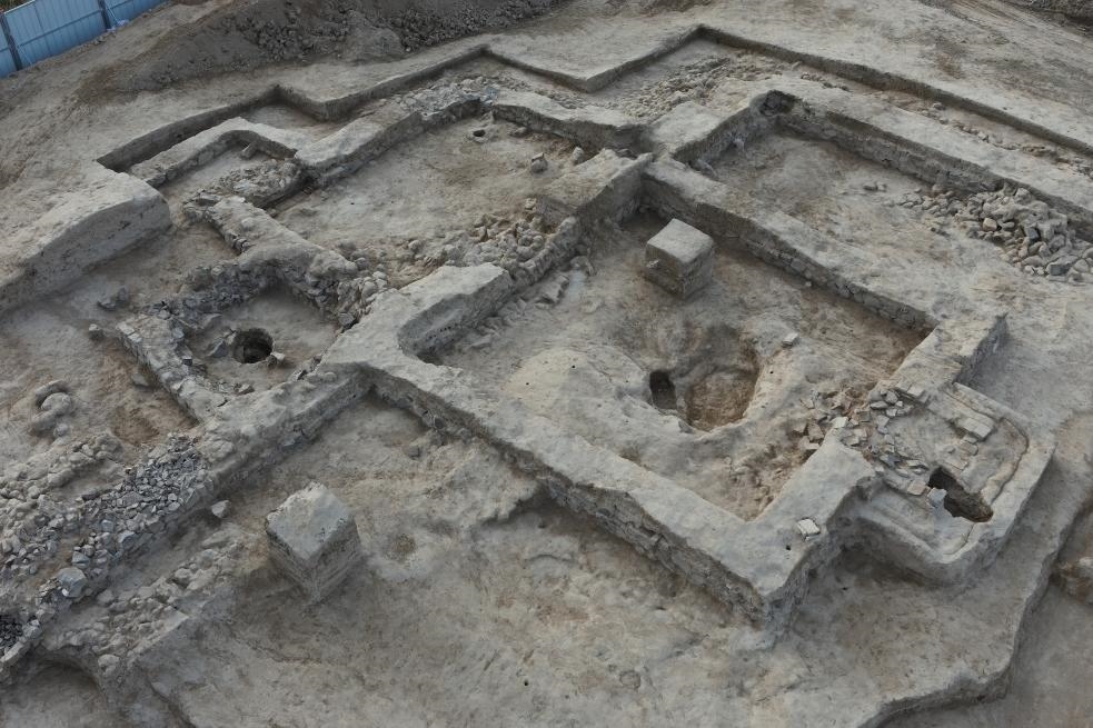 這是都蘭熱水墓群北一區(qū)M37號(hào)（“羊圈墓”）的祭祀建筑全景。