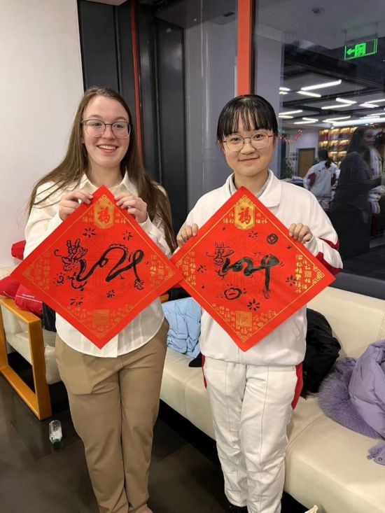 1月下旬，馬斯卡廷中學(xué)訪華代表團學(xué)生在北京同中國青少年交流。（受訪者供圖）