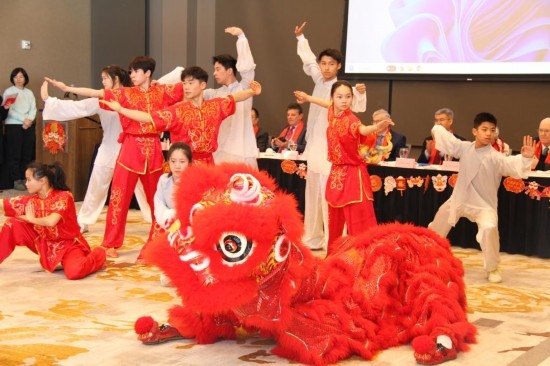 2月9日，在馬斯卡廷，中國人民大學(xué)附屬中學(xué)藝術(shù)團學(xué)生表演中國武術(shù)。