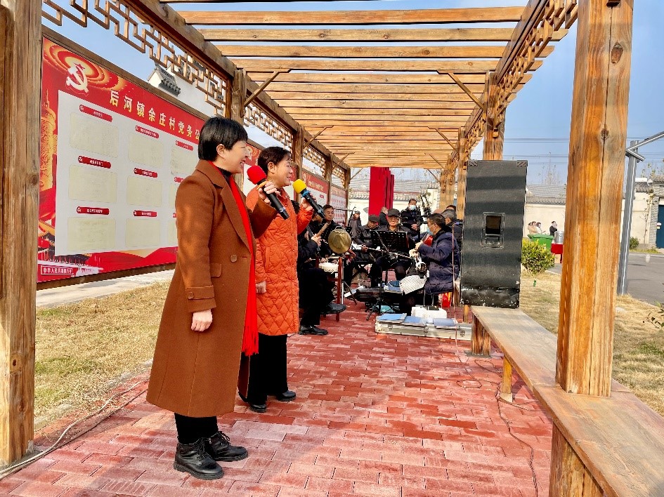 河南安陽內(nèi)黃縣余莊村村民們正排練元宵節(jié)晚會節(jié)目。受訪者供圖