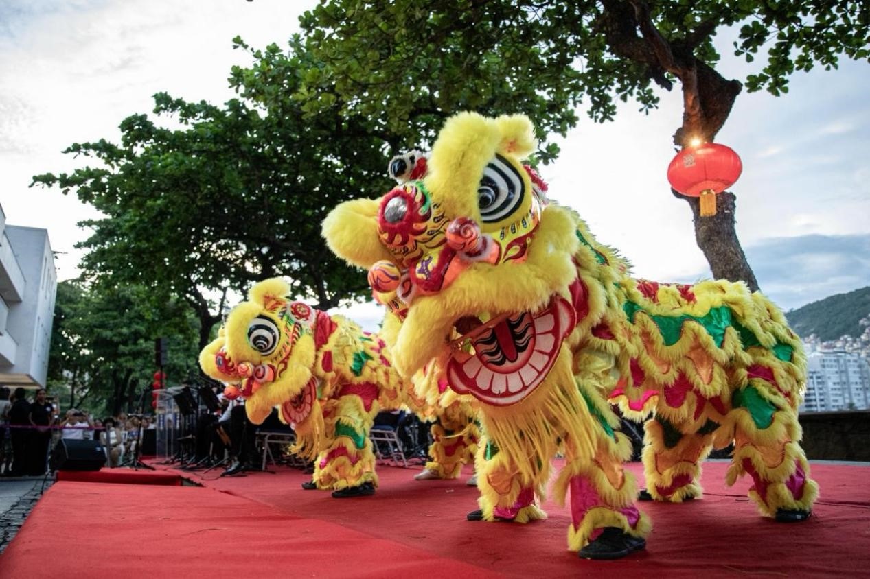 當(dāng)?shù)貢r(shí)間2月24日晚，2024年元宵節(jié)慶?；顒?dòng)在巴西里約熱內(nèi)盧市科帕卡巴納要塞舉辦。巴西山河文化促進(jìn)中心供圖