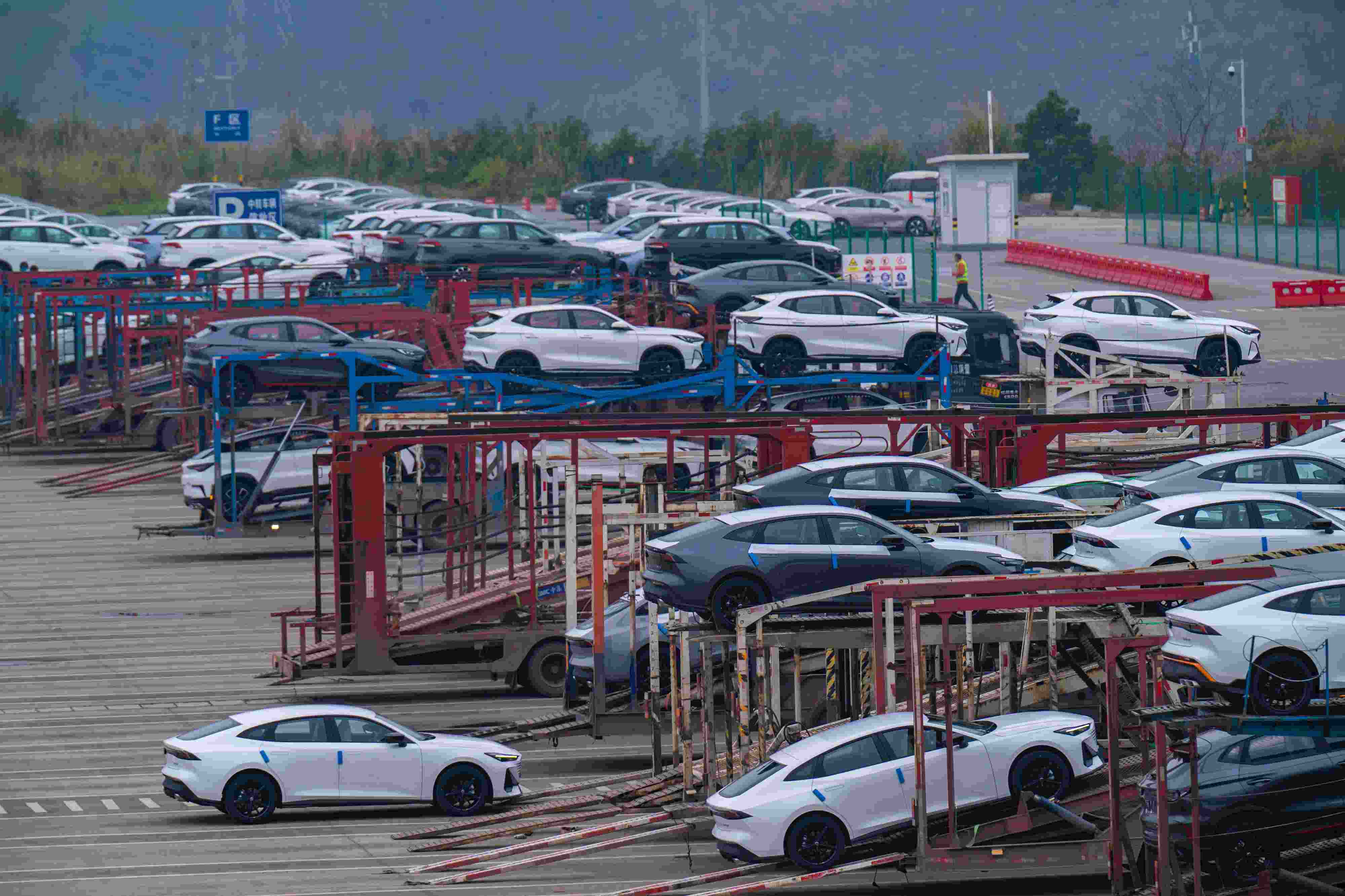 2024年2月25日，重慶江北區(qū)某汽車整車分撥中心，一排排汽車整裝待發(fā)。
