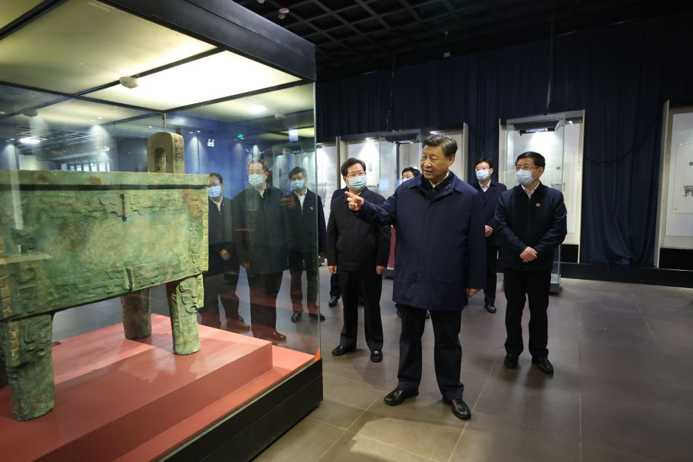 2022年10月28日下午，習(xí)近平在安陽市殷墟博物館考察。新華社記者 鞠鵬 攝
