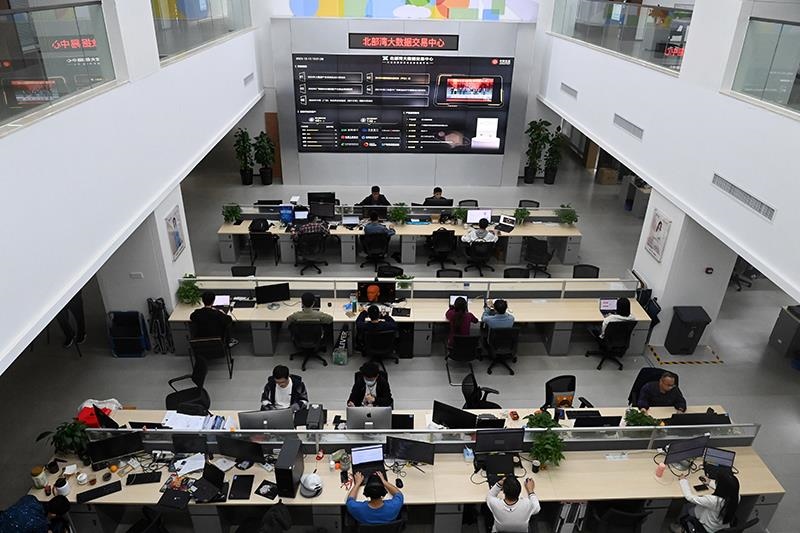 2023年12月12日，中國－東盟信息港股份有限公司員工在工作中。