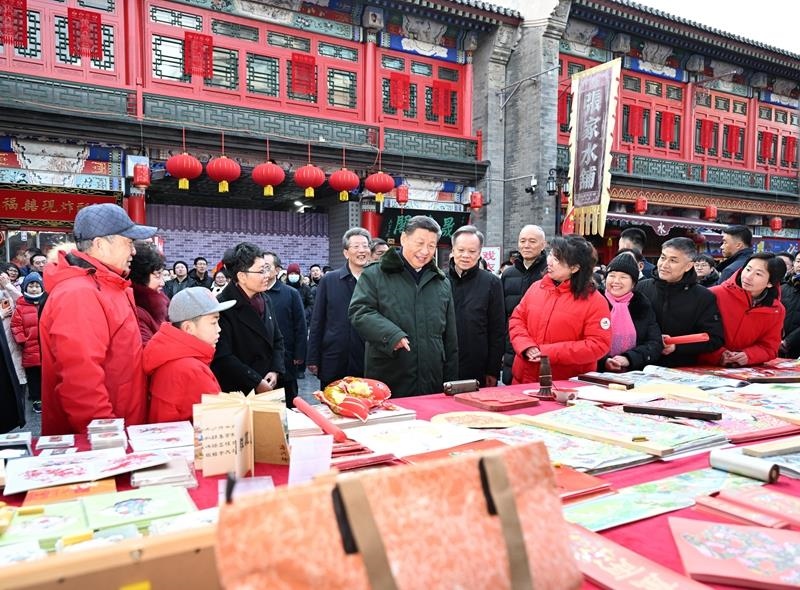 △2024年2月1日，習(xí)近平總書記在天津古文化街考察時，同店鋪員工和現(xiàn)場群眾互動交流。