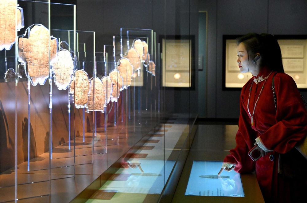 2月26日，參觀者在河南安陽殷墟博物館新館內(nèi)觀看展出的刻辭卜甲。