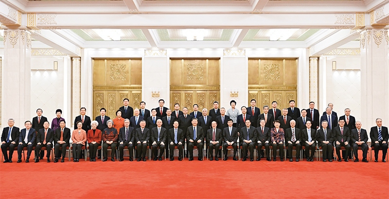 2024年2月7日，習(xí)近平、王滬寧、蔡奇、丁薛祥等在北京人民大會堂同黨外人士歡聚一堂，共迎佳節(jié)。這是習(xí)近平等同大家合影留念。 新華社記者 謝環(huán)馳/攝