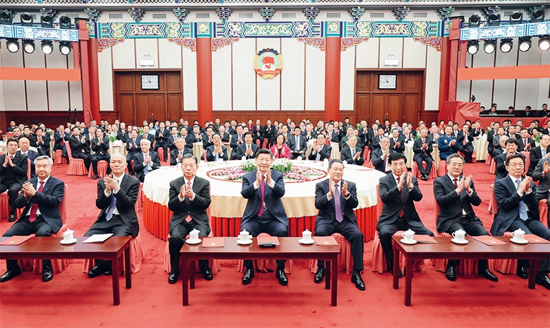 2023年12月29日，全國政協(xié)在北京舉行新年茶話會。黨和國家領(lǐng)導(dǎo)人習(xí)近平、李強(qiáng)、趙樂際、王滬寧、蔡奇、丁薛祥、李希、韓正出席茶話會并觀看演出。 新華社記者 鞠鵬/攝