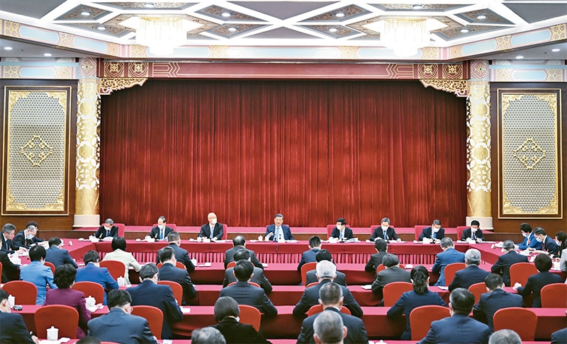 2023年3月6日，中共中央總書記、國家主席、中央軍委主席習(xí)近平看望參加全國政協(xié)十四屆一次會議的民建、工商聯(lián)界委員，并參加聯(lián)組會，聽取意見和建議。中共中央政治局常委、全國政協(xié)十四屆一次會議主席團(tuán)會議主持人王滬寧，中共中央政治局常委蔡奇、丁薛祥參加看望和討論。 新華社記者 謝環(huán)馳/攝