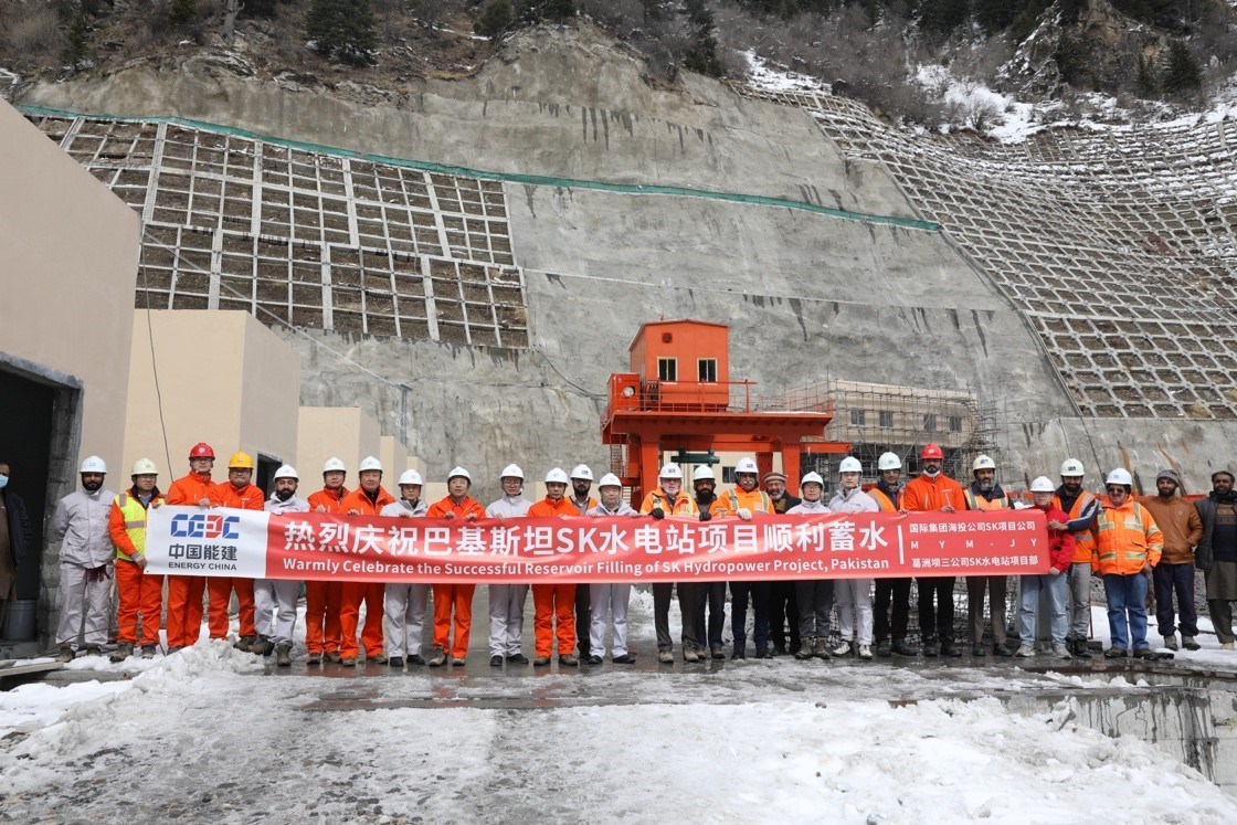中巴建設(shè)者共同慶祝蘇吉吉納里水電站順利啟動蓄水工作。中國能建葛洲壩集團供圖