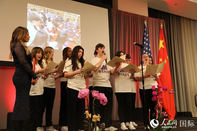 馬斯卡廷中學(xué)的學(xué)生們還深情演唱了表現(xiàn)中美兩國人民友誼的歌曲《情緣留住永恒的記憶》。 人民網(wǎng)記者 李志偉攝
