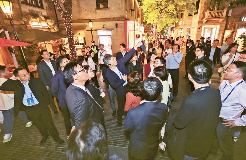 2023年4月18日，全國(guó)無(wú)黨派人士考察團(tuán)來(lái)到位于上海市黃浦區(qū)的上海新天地開放式街區(qū)考察夜經(jīng)濟(jì)。 新華社記者 王翔/攝