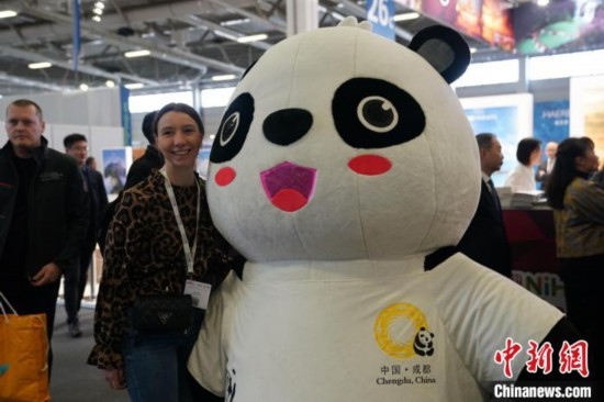3月5日，2024年柏林國際旅游交易會(ITB)在柏林會展中心拉開帷幕。以“你好！中國”為主題的中國展區(qū)當日亮相展會。圖為觀眾與大熊貓人偶合影。中新社記者 馬秀秀 攝