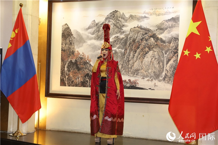 呼麥演唱。人民網(wǎng)記者 霍文攝
