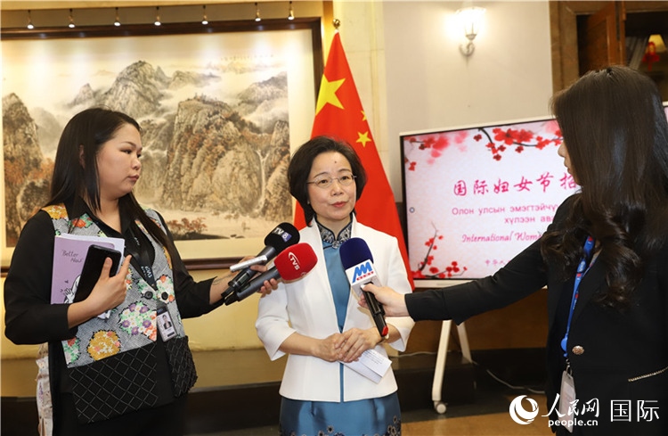 沈大使接受蒙古媒體采訪。人民網(wǎng)記者 霍文攝