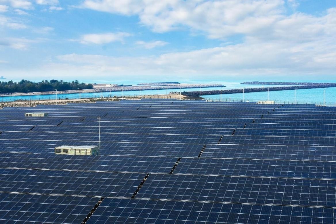 項目廣泛采用光伏補償發(fā)電系統(tǒng)，降低能源消耗。山東電建三公司供圖
