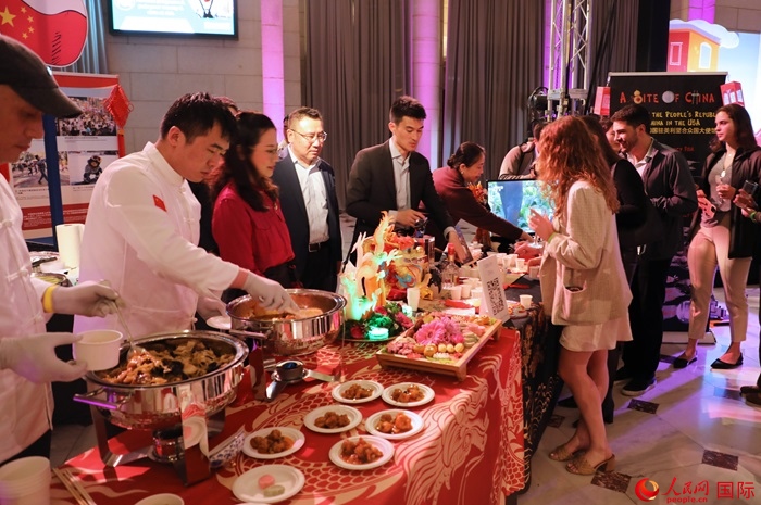 使館工作人員詳細(xì)為現(xiàn)場(chǎng)美食家和來(lái)賓講解菜品色香味特點(diǎn)、原料特色、烹制手法及其中蘊(yùn)含的中華美食文化。人民網(wǎng)記者 李志偉攝