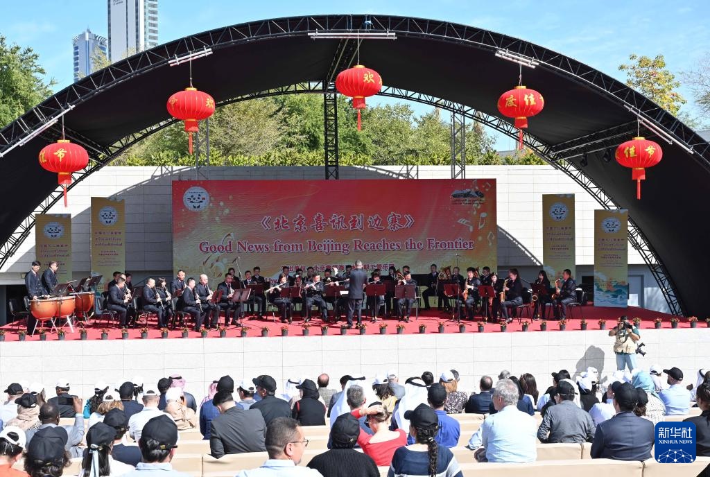 3月9日，在科威特首都省賈比爾文化中心，人們欣賞中國樂隊(duì)帶來的中國曲目。新華社發(fā)（阿薩德攝）