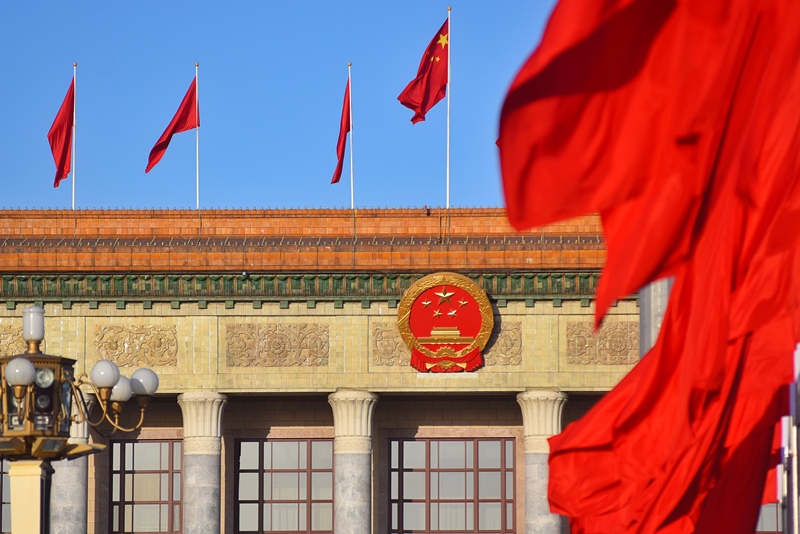 2024年3月8日，北京上空現(xiàn)“兩會藍”，人民大會堂前紅旗飄揚。