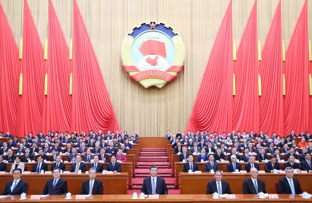 3月4日下午，中國(guó)人民政治協(xié)商會(huì)議第十四屆全國(guó)委員會(huì)第二次會(huì)議在北京人民大會(huì)堂開(kāi)幕。這是習(xí)近平、李強(qiáng)、趙樂(lè)際、蔡奇、丁薛祥、李希、韓正在主席臺(tái)就座。王滬寧代表政協(xié)第十四屆全國(guó)委員會(huì)常務(wù)委員會(huì)，向大會(huì)報(bào)告工作。