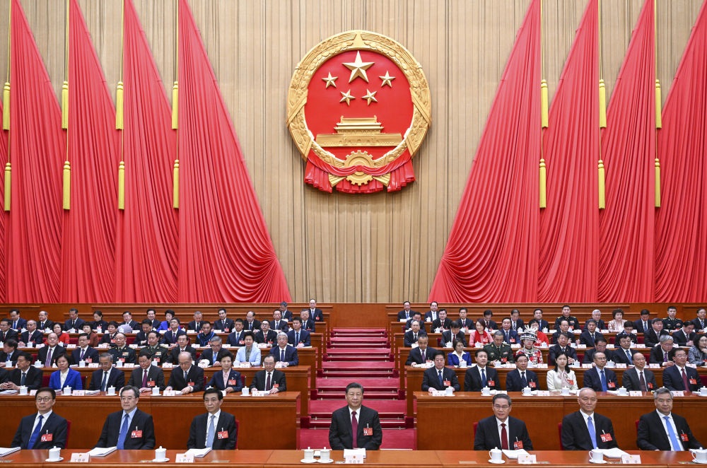 3月5日，第十四屆全國(guó)人民代表大會(huì)第二次會(huì)議在北京人民大會(huì)堂開(kāi)幕。黨和國(guó)家領(lǐng)導(dǎo)人習(xí)近平、李強(qiáng)、王滬寧、蔡奇、丁薛祥、李希、韓正等出席大會(huì)。趙樂(lè)際主持大會(huì)。