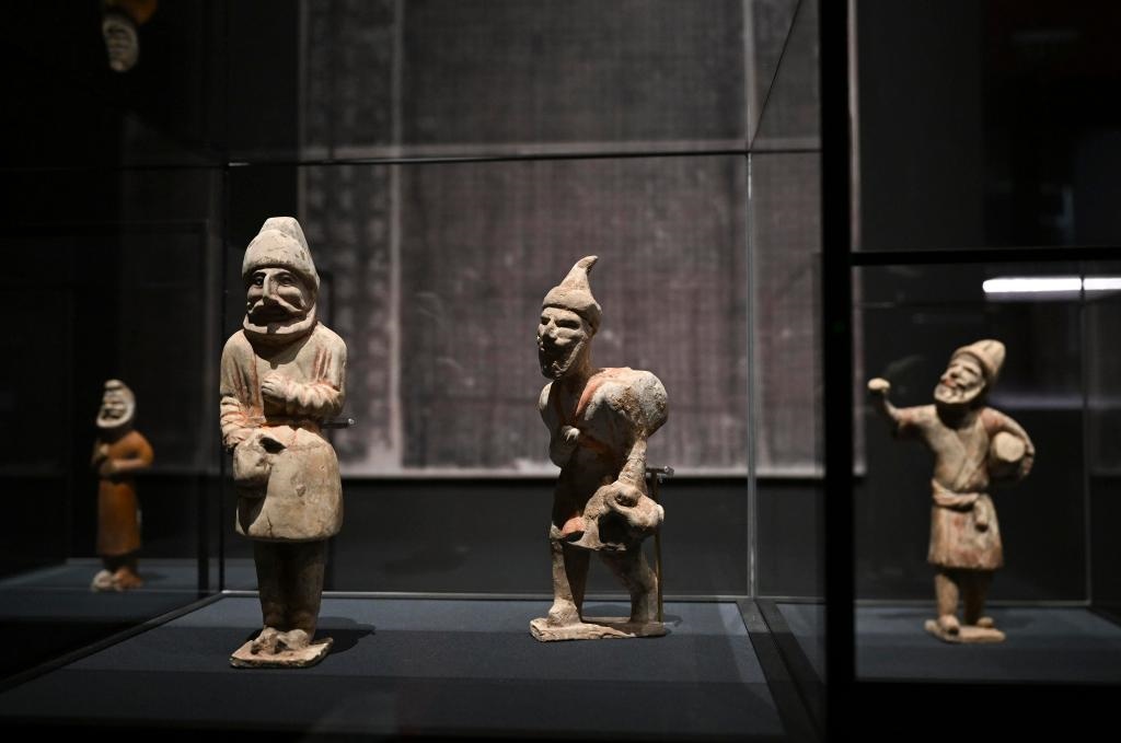 “歷史之遇——中國(guó)與西亞古代文明交流展”于1月12日至4月11日在故宮午門正殿展廳舉行。這是展出的陶彩繪人俑（1月10日攝）。新華社記者金良快攝