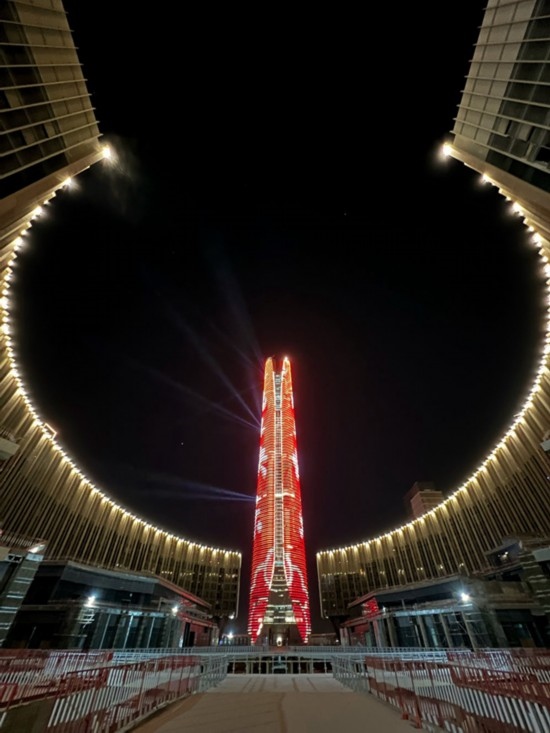  2024年2月9日，埃及開羅以東建設(shè)中的埃及新行政首都中央商務(wù)區(qū)項(xiàng)目上演燈光秀，迎接龍年春節(jié)。新華社發(fā)（黎炳宏攝）