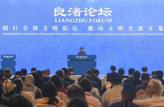  2023年12月3日，卡塔爾國家圖書館執(zhí)行館長(zhǎng)陳慧心在“良渚論壇”上發(fā)言。當(dāng)日，以“踐行全球文明倡議，推動(dòng)文明交流互鑒”為主題的首屆“良渚論壇”在浙江省杭州市開幕。新華社記者 黃宗治 攝