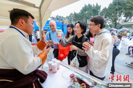 圖為廣州市民體驗(yàn)果洛特產(chǎn)。 果洛州文體旅游廣電局 供圖