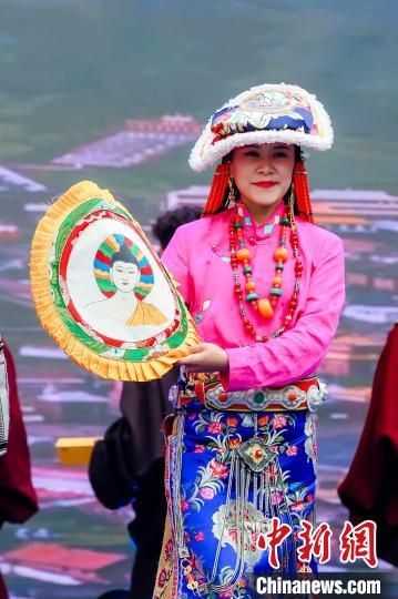 圖為身著民族服飾的演員們展示果洛特色產(chǎn)品。 果洛州文體旅游廣電局 供圖